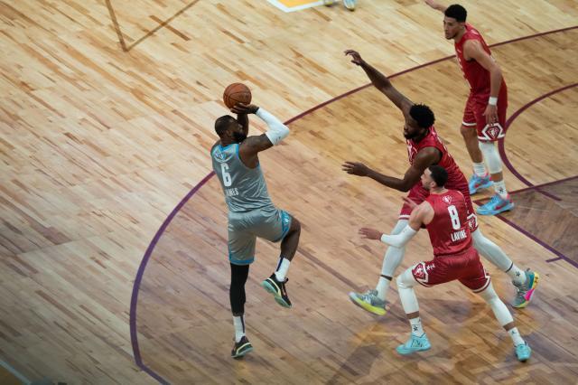 米乐app-【现场】纵使身披紫金 克利夫兰依旧是勒布朗的城市