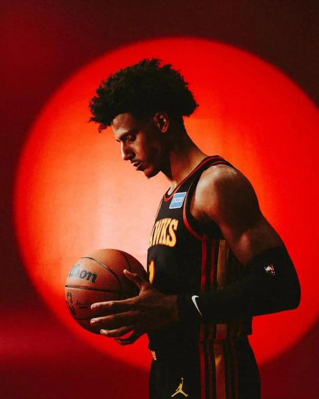 米乐-“问题少年”成一哥！1数据历史第一 他让老鹰甘心送走东部库里|约翰逊|斯蒂芬·库里|亚特兰大老鹰队|约翰-科林斯|乔-约翰逊_新浪体育_新浪新闻