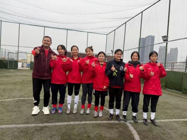 米乐下载-无声亦滚烫：“戴爸”和他聋人女足的孩子们