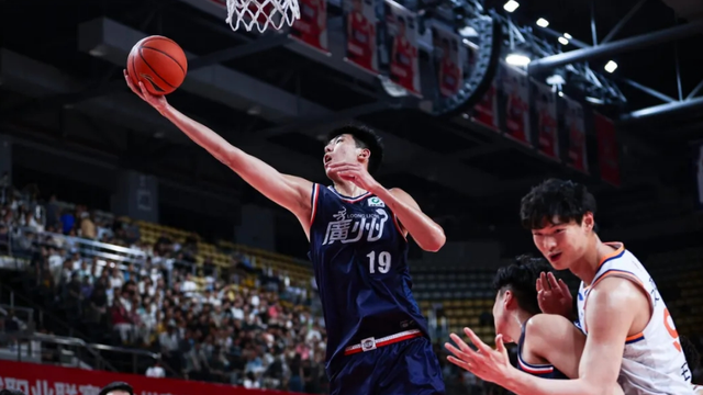 米乐-击败广东宏远！广州男篮全力出击，徐昕PK杜锋，央视直播